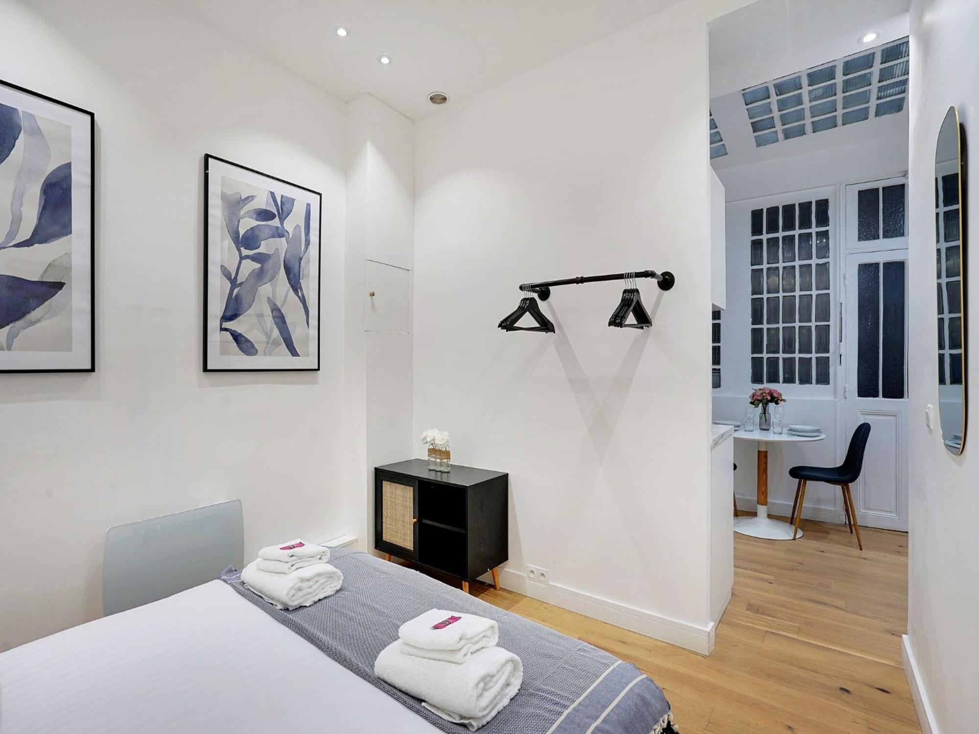 For 4 People In Bastille Apartment *